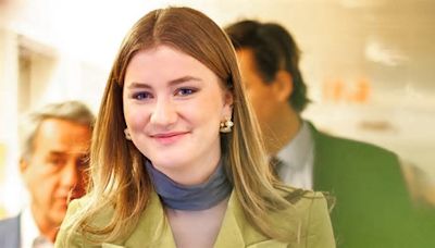 The Princess and the president! Elisabeth of Belgium dazzles in a vibrant suit as she meets Barack Obama alongside her father