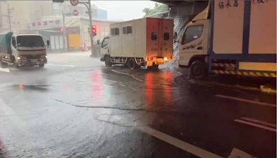 大雷雨警報響起 台南永康一度多處積淹水