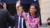 La Reina Letizia y su look de 2.000 euros de Carolina Herrera en Barcelona - ELMUNDOTV