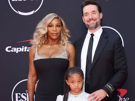 Serena Williams presenta los premios ESPY arropada por su marido y su hija de 6 años