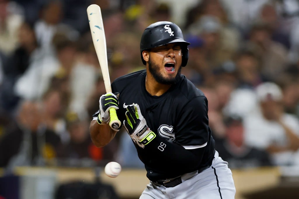 How many more losses do the Chicago White Sox need to match the modern-day record?