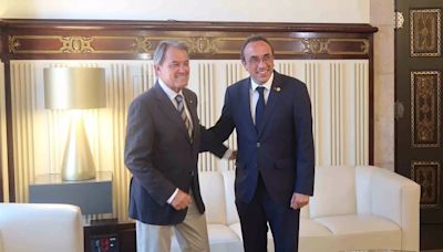 Rull recibe al expresidente Artur Mas en el Parlament