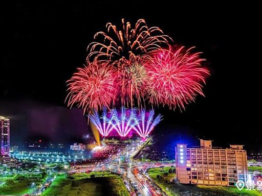 1680秒主題花火200台無人機燈光秀必賞！宜蘭頭城煙火節逛夜市吃海鮮紀念品加碼送