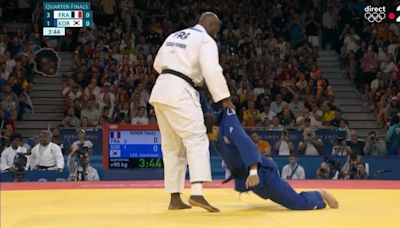 JO de Paris 2024 - "C'est son doudou ?", "Y a non assistance à personne en danger là", "Il va chercher son petit déjeuner" : l'image incroyable de Teddy Riner soulevant son adversaire coréen provoque l'hilarité générale...