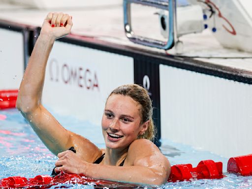 A 'speed demon' and 'goddess': Summer McIntosh celebrated by Canadians as sports experts break down her historic Olympics performance