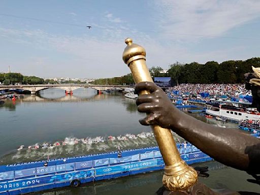 Francia canta victoria después de poder celebrar el triatlón en el Sena