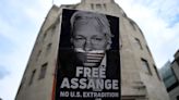 Assange pide a Carlos III que le visite en prisión, "honor digno de un rey"