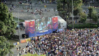 Pantalla gigante en la Plaça Catalunya para ver la final Barça-Lyon