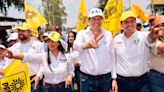 Desfila Alfonso Martínez en Tacícuaro arropado por cientos de personas