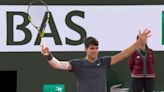 ¡Para llevarse las manos a la cabeza! El majestuoso golpe de Carlos Alcaraz para meterse en las semifinales de Roland Garros