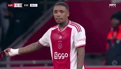 Ajax diep in de problemen: Steven Bergwijn met rood van het veld gestuurd