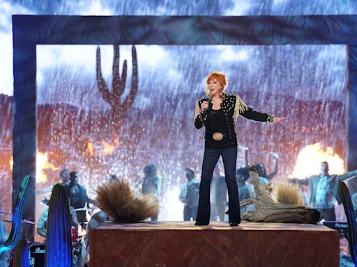 Reba McEntire Debuts Fiery New Single On ‘The Voice’