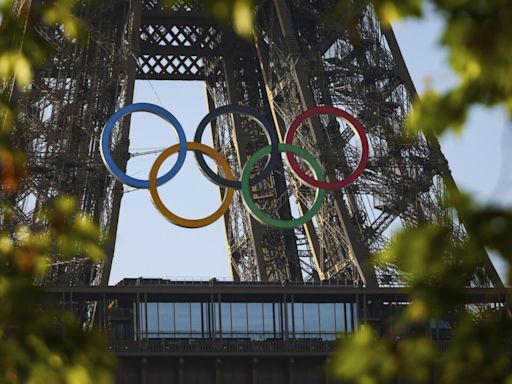 La Torre Eiffel se viste con los aros olímpicos a 50 días del inicio de los Juegos