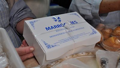 Los regalos de Juanma Moreno para el Papa Francisco: de bizcochos marroquíes a una rama del olivo que plantó Bono de U2