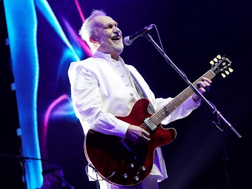 David Lebón llenó el estadio Movistar Arena y sorprendió con un homenaje a Charly García: todo el emotivo recital de casi 3 horas