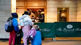 Familias migrantes empiezan a dejar hoteles de Nueva York al vencer primeras órdenes de desalojo