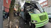 Camión que iba 'echando carreritas' choca en CDMX; hay varios lesionados