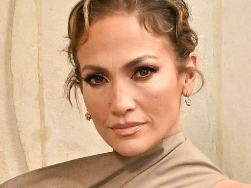 Jennifer Lopez Earns Praise For Flying Commercial Like The Rest Of Us