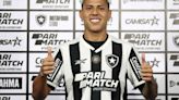 Matheus Martins é apresentado no Botafogo e fala sobre posição em que vai jogar