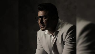 Actor Vinod Prabhakar Meets Kannada Superstar Darshan In Jail