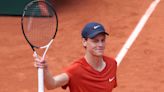 Jannik Sinner nouveau numéro 1 de tennis après Novak Djokovic, qui est-il ?