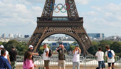 Dejar los anillos olímpicos en la torre Eiffel ¿Atentado al patrimonio o idea innovadora?