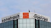 La argelina Sonatrach estudia subidas del precio del gas para Europa -fuentes