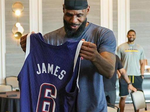 LeBron James, Steph Curry y Kawhi Leonard ya posan con el jersey del Team USA