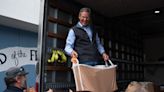 Tennessee first lady, governor distribute Thanksgiving baskets to veterans