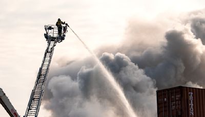 Verkehr wegen Brand in Hamburgs Hafen eingeschränkt