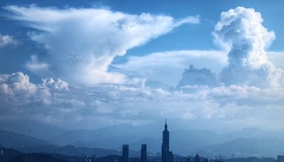 天氣不穩定 台北上空雲朵有戲 (圖)