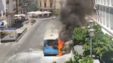 Sale ardiendo un autobús urbano en el centro de Jerez