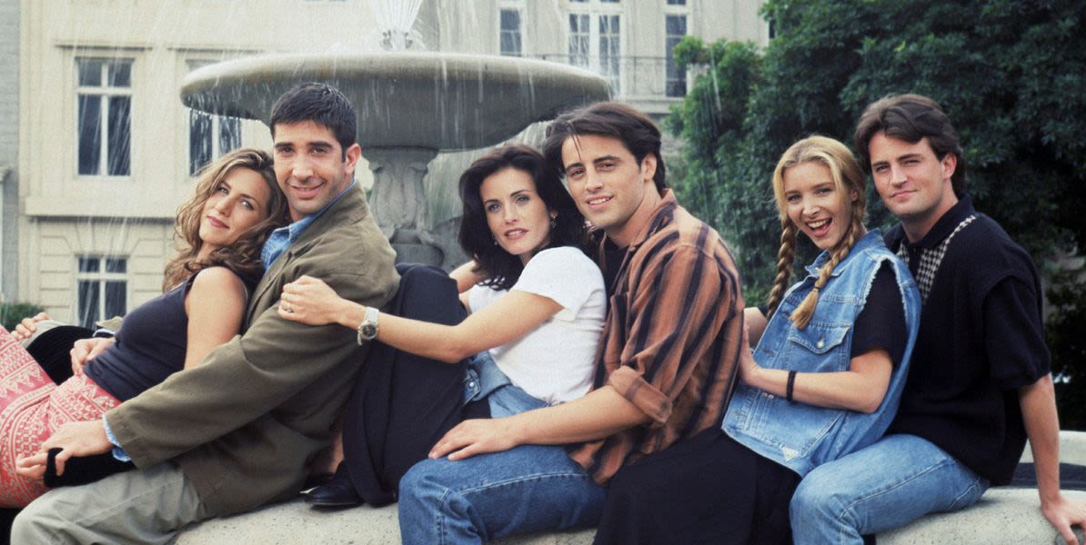 Lisa Kudrow Shares The Real Reason Everyone Is Laughing In The 'Friends' Intro