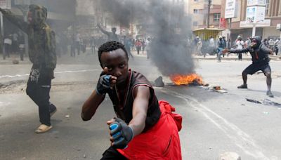 Kenia: protestantes gritan "Ruto debe irse" y tiran piedras, la Policía responde con gases lacrimógenos