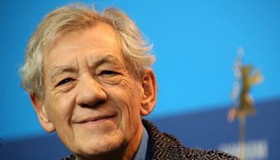 Ian McKellen fue lapidario en sus opiniones sobre la Reina Elizabeth II, el Rey Carlos III y el príncipe Harry: “Condenadamente grosero”.