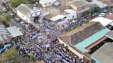 Cientos de devotos acompañan la centenaria Procesión de los Cristos en El Salvador