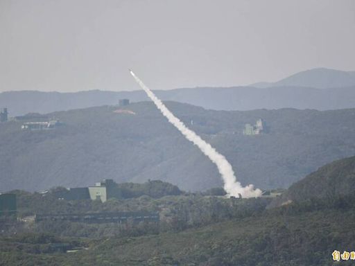 台灣研發陸劍二防空飛彈屏東九鵬發射 順利命中靶機戰力強 - 自由軍武頻道