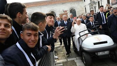Papst in Venedig: Franziskus besucht Ausstellung im Frauengefängnis und spricht auf Markusplatz