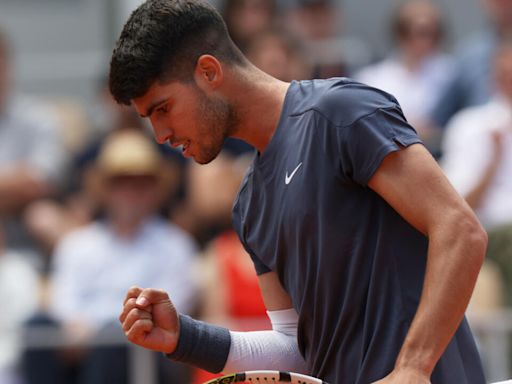 Alcaraz tranquiliza con un triunfo contundente en su inicio en Roland Garros