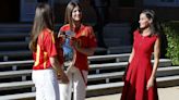La reina Letizia viste de rojo y sus hijas con camisetas deportivas para felicitar a la futbolistas de España