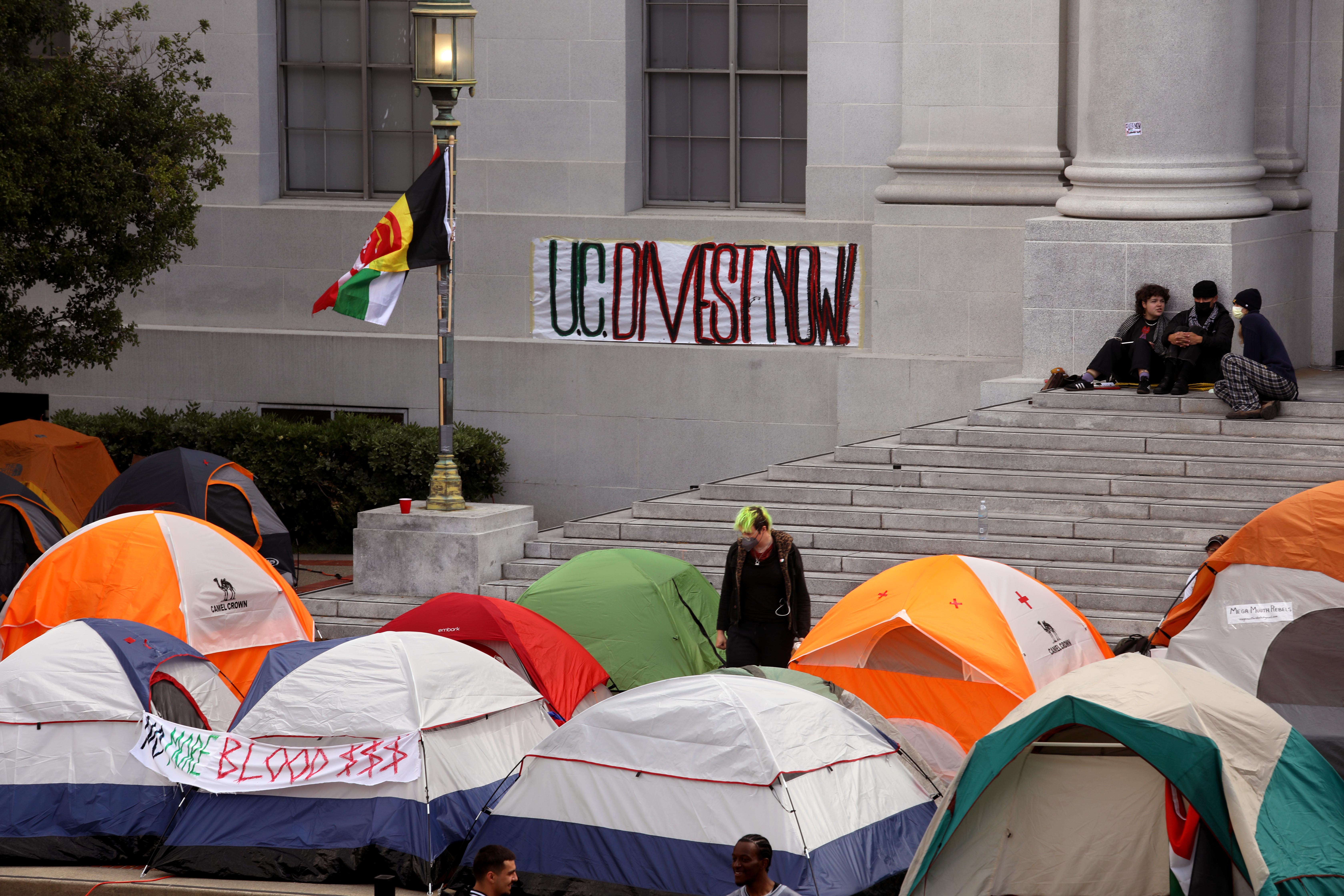 Letters to the Editor: One problem for 'divest from Israel' protesters — in California, it's probably illegal