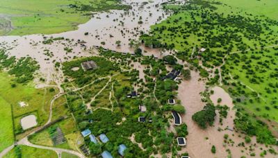 Kenianos que se quedaron sin hogar buscan a sus seres queridos arrastrados por las inundaciones