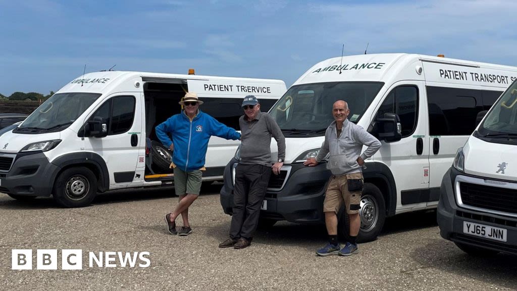 Suffolk team prepare to deliver aid to Ukraine in old ambulances