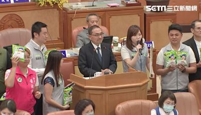 時隔316天！侯友宜再進新北議會 綠議員送「大乖乖」狠酸：好久不見