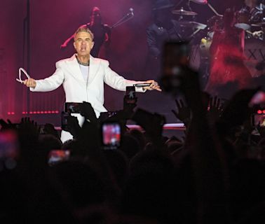 Robbie Williams, incombustible, se entrega a Gran Canaria en su único concierto en España