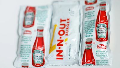Cuándo y por qué se prohibirán los sobres de kétchup y otras salsas en Europa