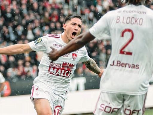 Martín Satriano sumó un nuevo gol en un triunfo agónico de Brest contra Rennes