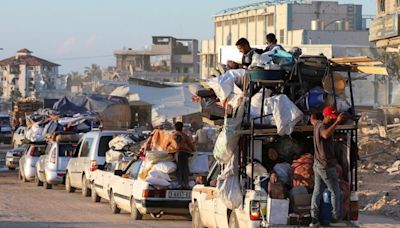 "Me voy hacia lo desconocido": palestinos que huyen de Rafah describen su miedo y desesperación tras el ataque de Israel