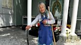 “Quiero morir barriendo”: abuelita hispana tiene 80 años y todos los días limpia las calles de su iglesia