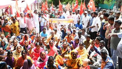 Contract civic workers block road in Kalaburagi, demand regularisation of services